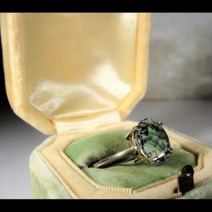 Real solid 14k gold Authentic water topaz vintage ring.